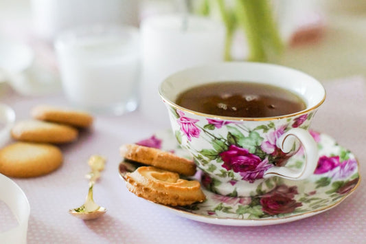 Tasse de thé à la british, porcelaine et gâteaux
