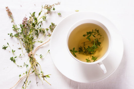 Thé blanc infusé avec détailles de fleurs