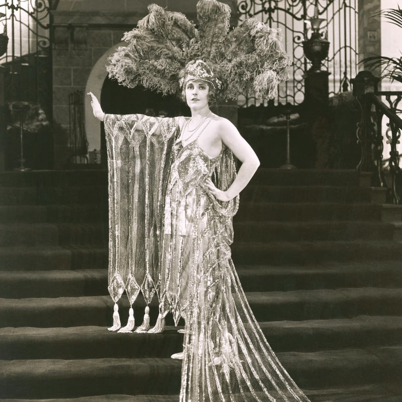 Femme avec chapeau plume et robe de soirée