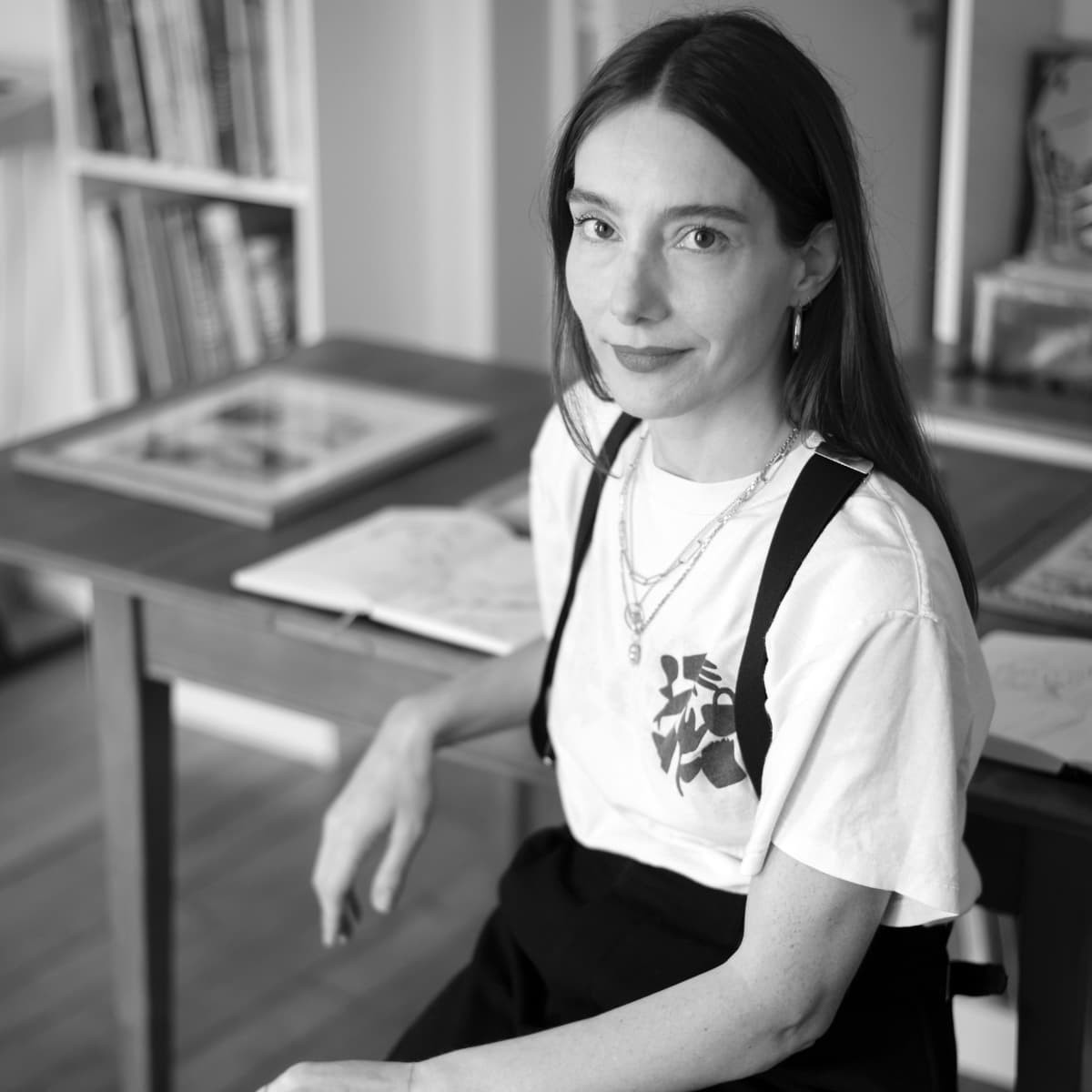 Photo noir et blanc de l'illustratrice Iris Hatzfeld