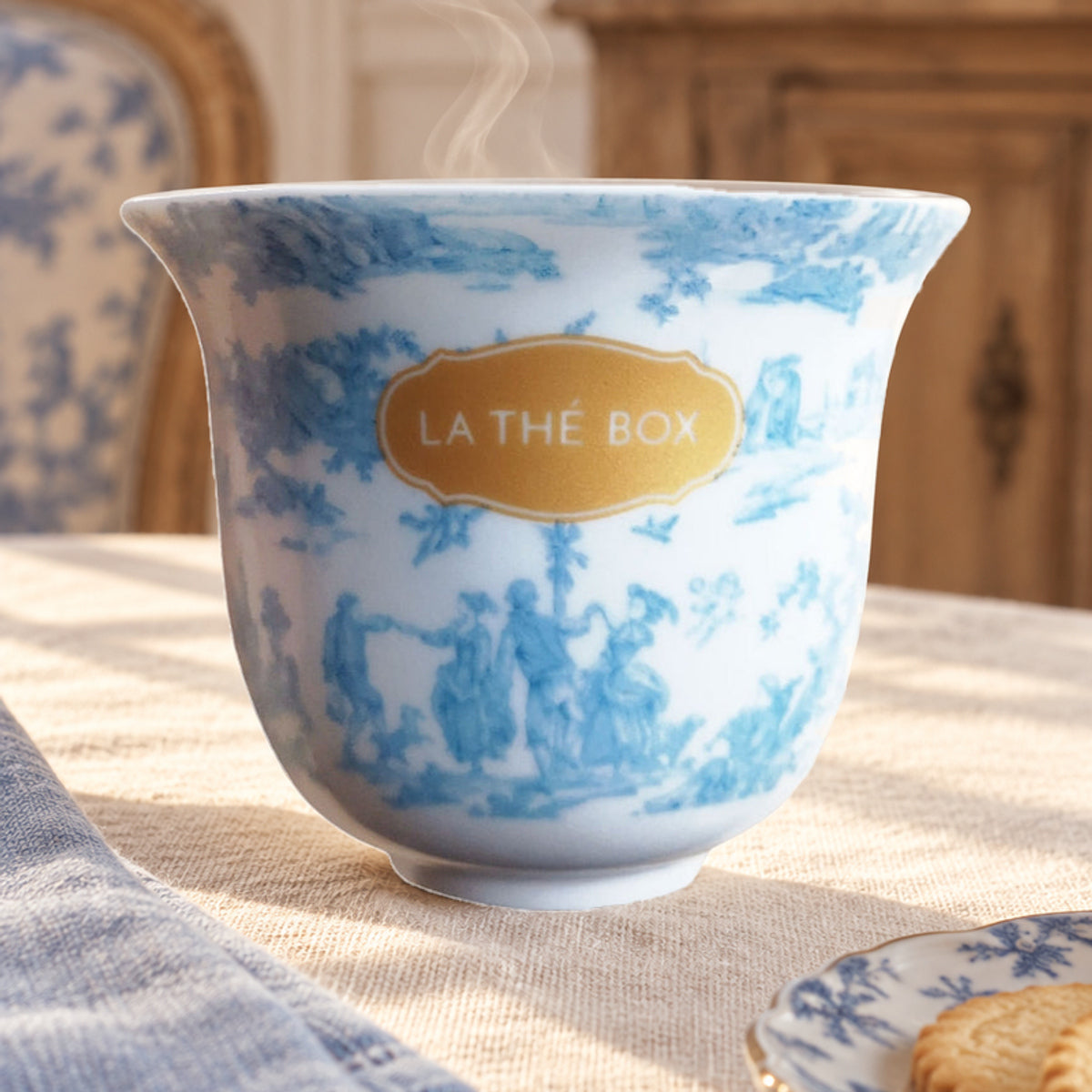 Toile de Jouy bleue La Thé Box, mise en scène avec du thé