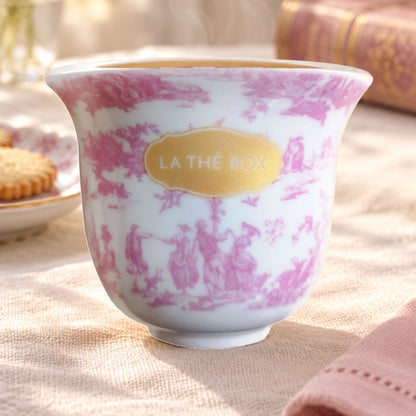 Toile de Jouy rose La Thé Box, mise en scène avec du thé
