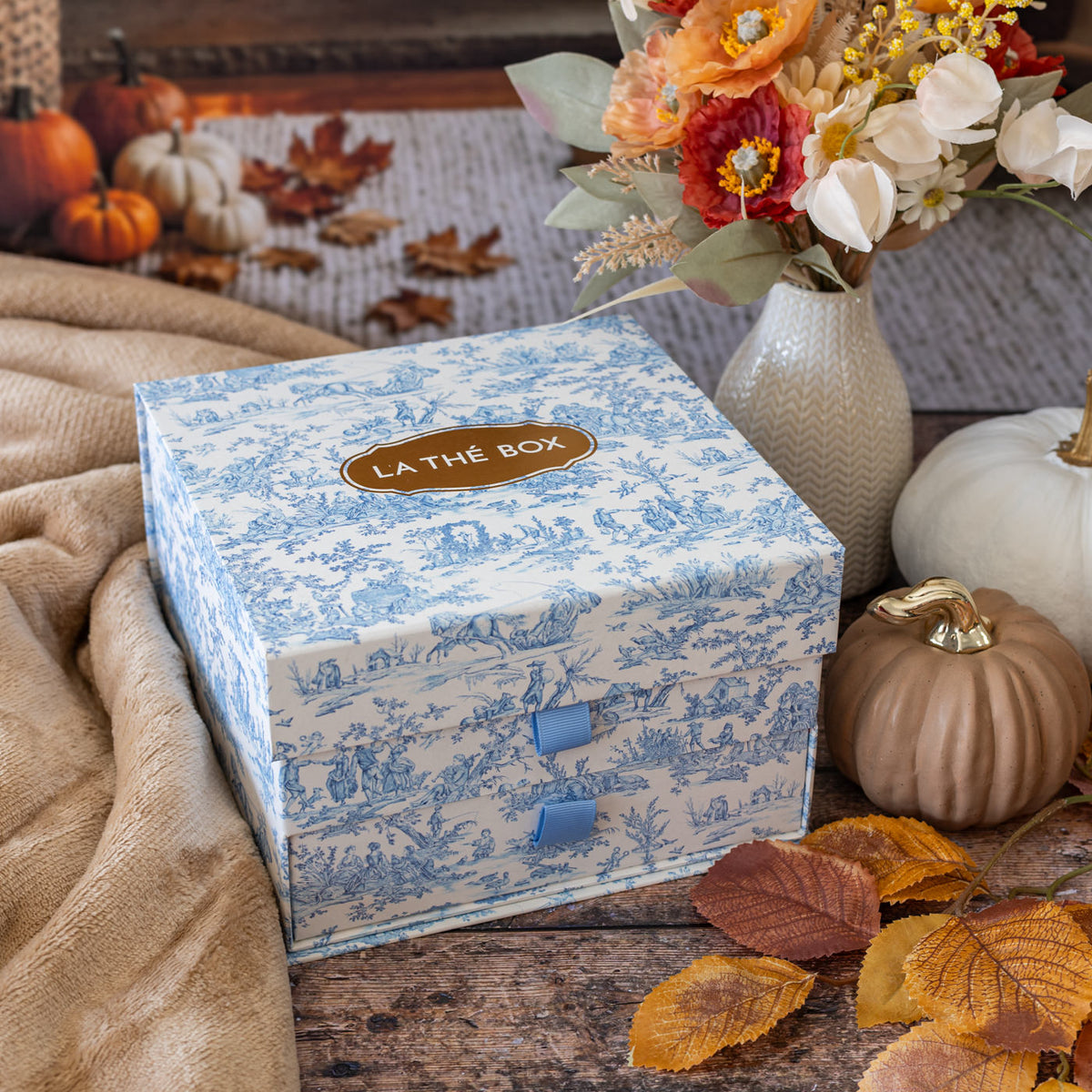 Coffret Maison de Famille La Thé Box, boîte toile de Jouy bleue