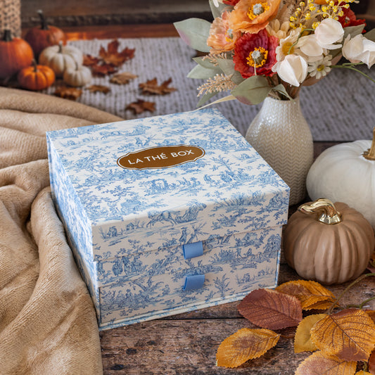 Coffret Maison de Famille La Thé Box, boîte toile de Jouy bleue