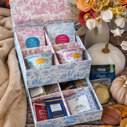 Coffret Maison de Famille ouvert : thés en vrac, deux tasses, infusettes et gourmandises