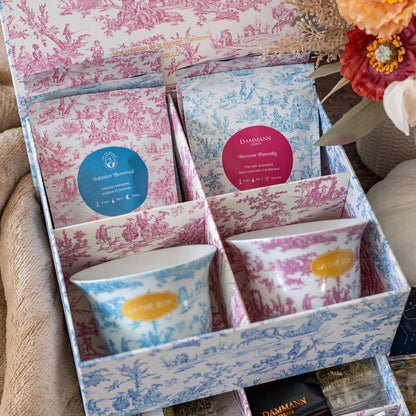 Thés en vrac et tasses toile de Jouy bleue et rose du coffret Maison de Famille