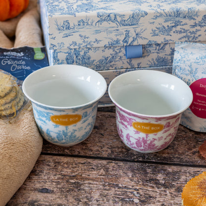 Deux tasses toile de Jouy bleue et rose du coffret Maison de Famille